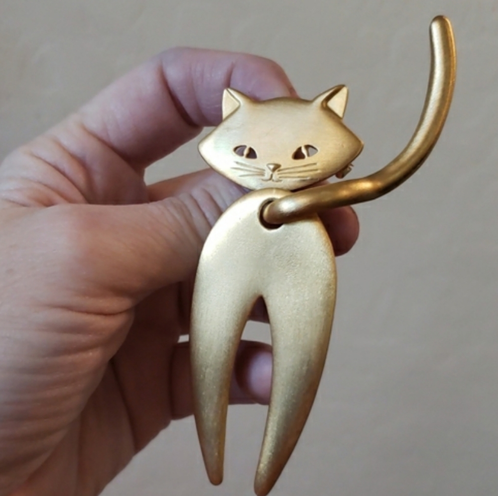 J.J. (Jonette Jewelry) circa 1970s, this cat Is satin-finish, brushed gold-tone. - Picture 2 of 8
